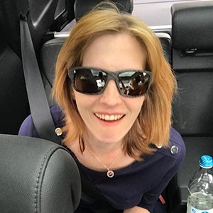 Janine strahlt mit Sonnenbrille