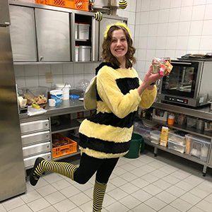 Janine als Biene verkleidet in der Küche