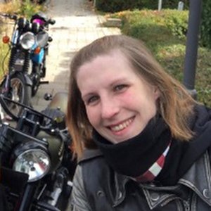 Janine mit Motorrad