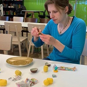 Janine mit Überraschungs-Eiern