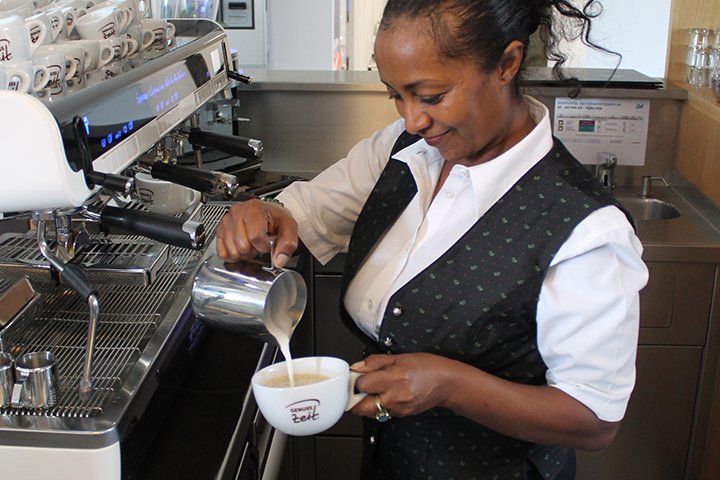 Angestellte in der Baristabar